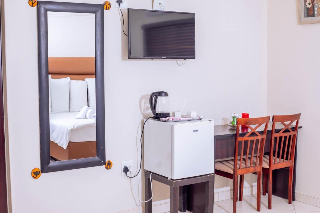 Road House Guest House Omuthiya Luaran gambar